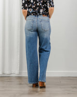 Clean Straight Jeans - Mid Wash