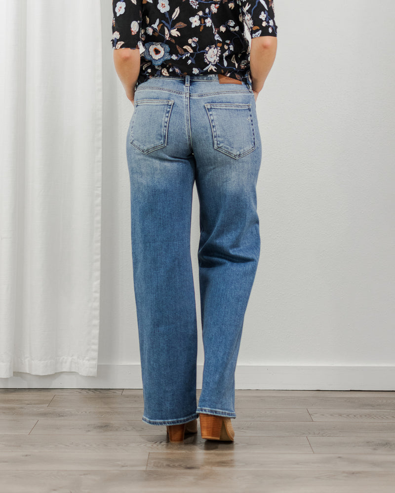 Clean Straight Jeans - Mid Wash