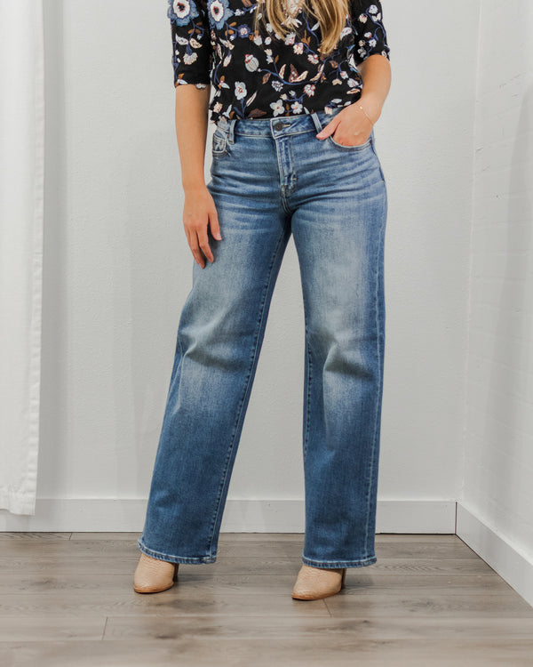 Clean Straight Jeans - Mid Wash
